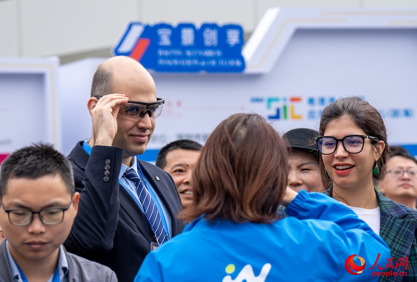 外国客商体验智能眼镜产品。人民网 王星摄
