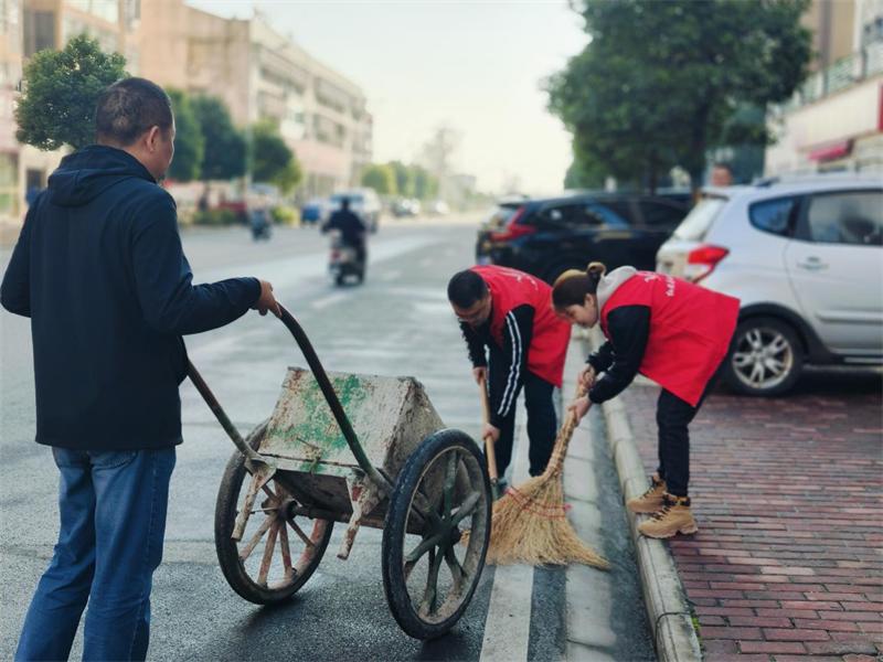 红安县局组织党员与志愿者开展环境整治志愿服务。潘帆摄