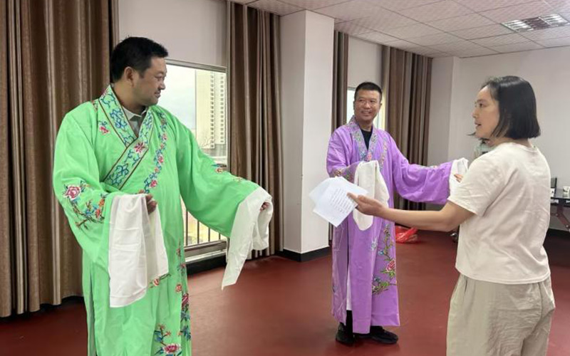 专班成员利用业余时间学习花鼓戏。