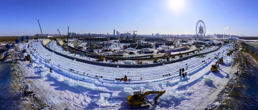 “超级冰滑梯”建设中。图片由哈尔滨冰雪大世界提供
