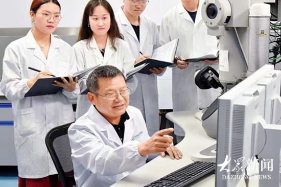 山东大学微生物改造技术全国重点实验室现有专职研究人员近200名,研究人员平均年龄不超45岁,已形成一支出类拔萃科研生力军。图为张友明院士和青年科研人员。