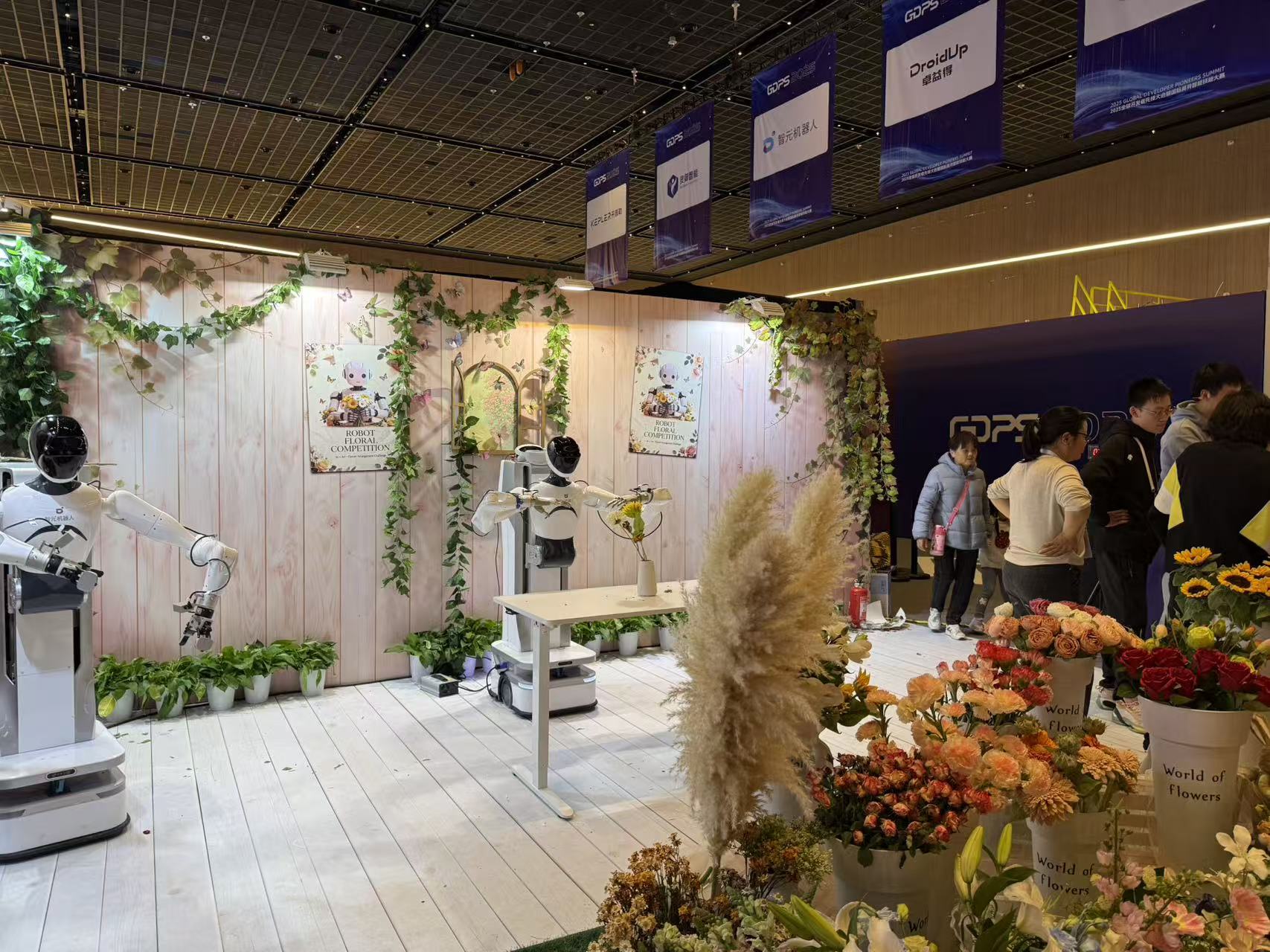 机器人插花。人民网记者马作鹏摄