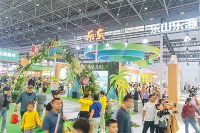冬交会乐东展馆内,观展市民络绎不绝。海南日报全媒体记者 袁琛 摄