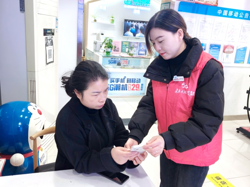 移动工作人员向用户介绍“英山林碳”小程序。