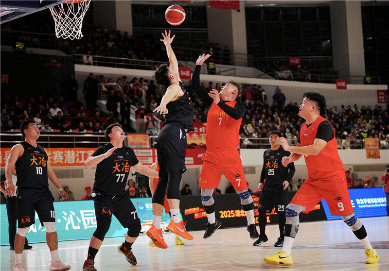 潜江篮球队在赛场拼搏