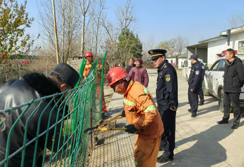 省高速公路路政支队加强冬季路域环境综合整治工作。