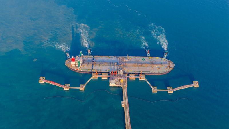 12月18日，第一批通关“零关税”石化原辅料在今天如期抵达洋浦国投油储码头。邓晓龙摄