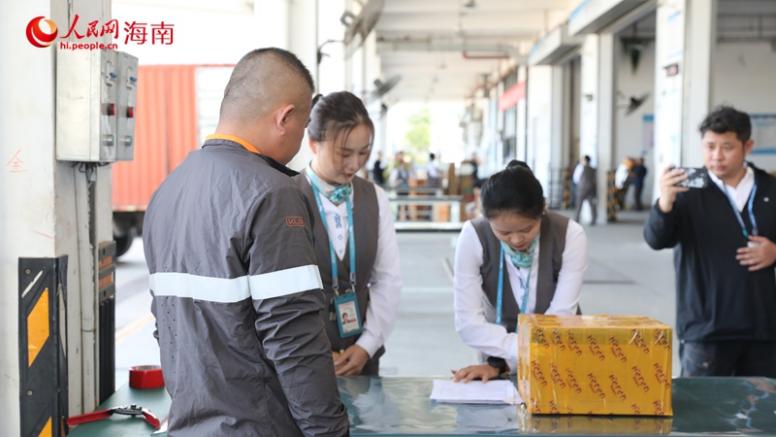 三亚凤凰国际机场货物通关检查。人民网 熊淑婷摄