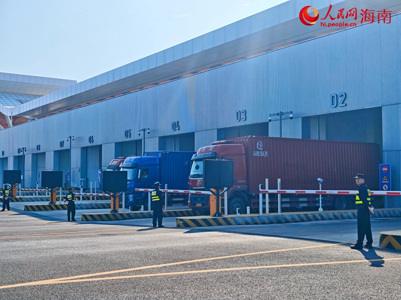 在海口新海港和南港“二线口岸”（货运）集中查验场，货车通过闸口。人民网记者 牛良玉摄