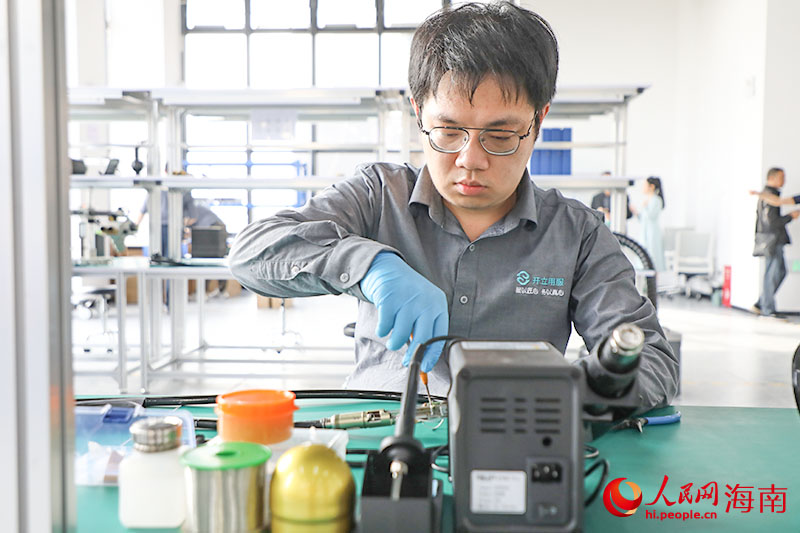 工作人员正在对部件进行修理。人民网记者 牛良玉摄