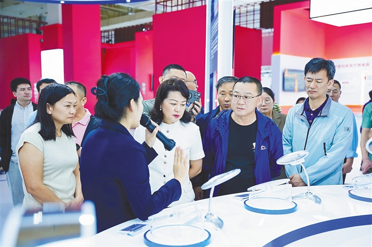 12月13日,考察团参观博鳌乐城“永不落幕”国际创新药械展,了解前沿药械技术和产品。组委会供图