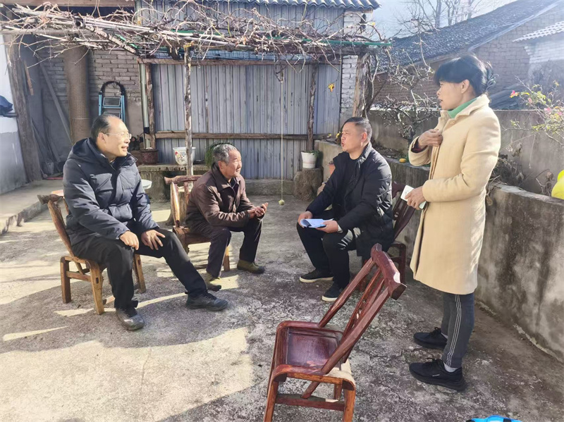 工作专班面对面倾听群众心声呼声，收集意见诉求。江远清摄