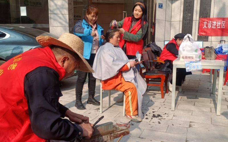 洪山区局志愿者参加社区服务。