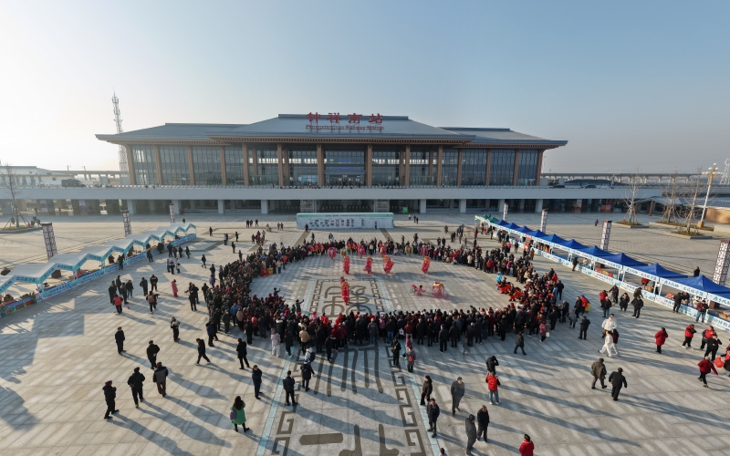 钟祥南站广场人头攒动。钟国庆摄