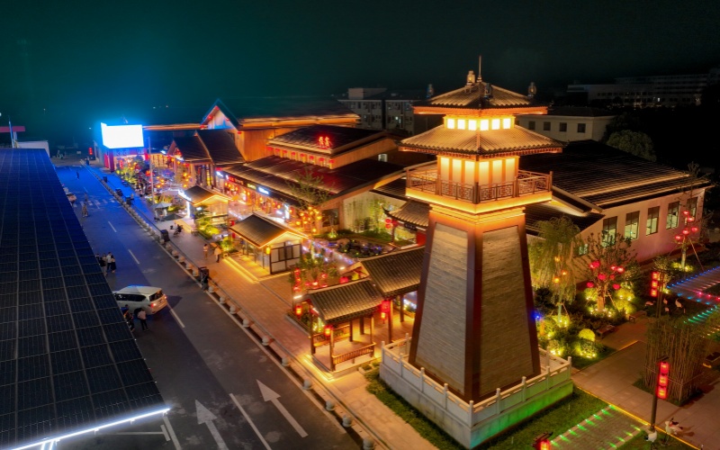 流光溢彩的潜江服务区，“一路一品，一区一景”，让司乘“歇脚点”变成高速公路“新景点”。