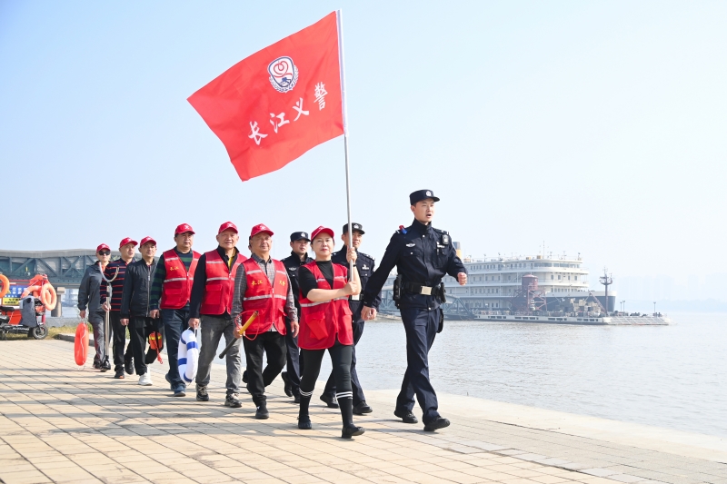 “江城义警”在巡逻。