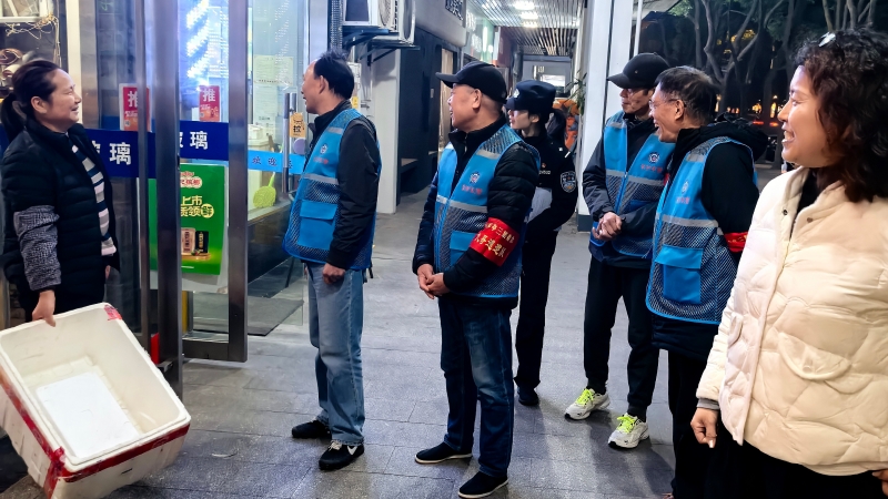 “江城义警”。