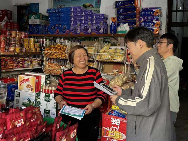 送货员在零售户家中宣讲PE膜回收政策