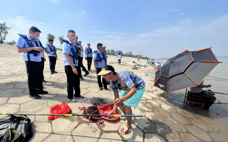 农业执法人员在汉口江滩沿岸检查违规垂钓。