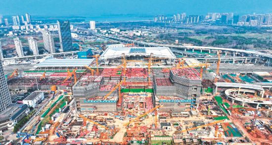 2025年3月8日,合肥西站项目工地上机器轰鸣、塔吊林立,建设者们加紧推进工程进度。