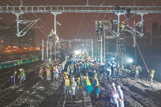 2025年11月7日凌晨3时55分,经过中铁二十四局800余名建设者持续300分钟的协同奋战,新建合肥西站剩余12条到发线和相关信号设备开通,标志着合肥西站共18条到发线、586处信号设备全部启用。