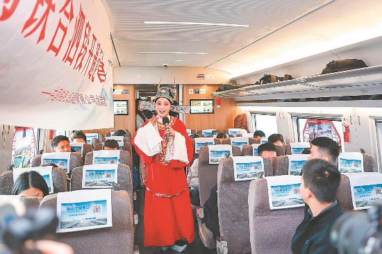 2025年12月30日,在G9500合肥西—泗县东列车上,合肥文旅集团的演职人员在为旅客演唱黄梅戏。