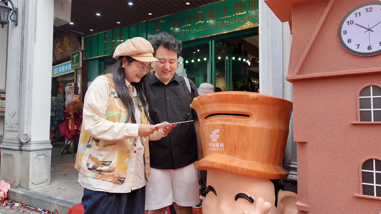 外地游客在海口骑楼邮局体验邮政服务。黄文燕摄