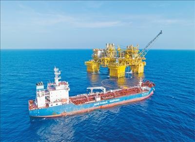 图为穿梭油轮与“深海一号”能源站对接输油。中国海油供图（新华社发）