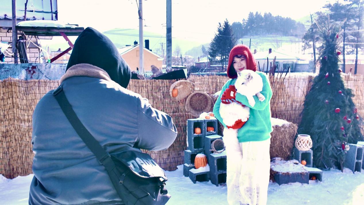 旅拍摄影师为游客拍摄照片。海林市委宣传部供图