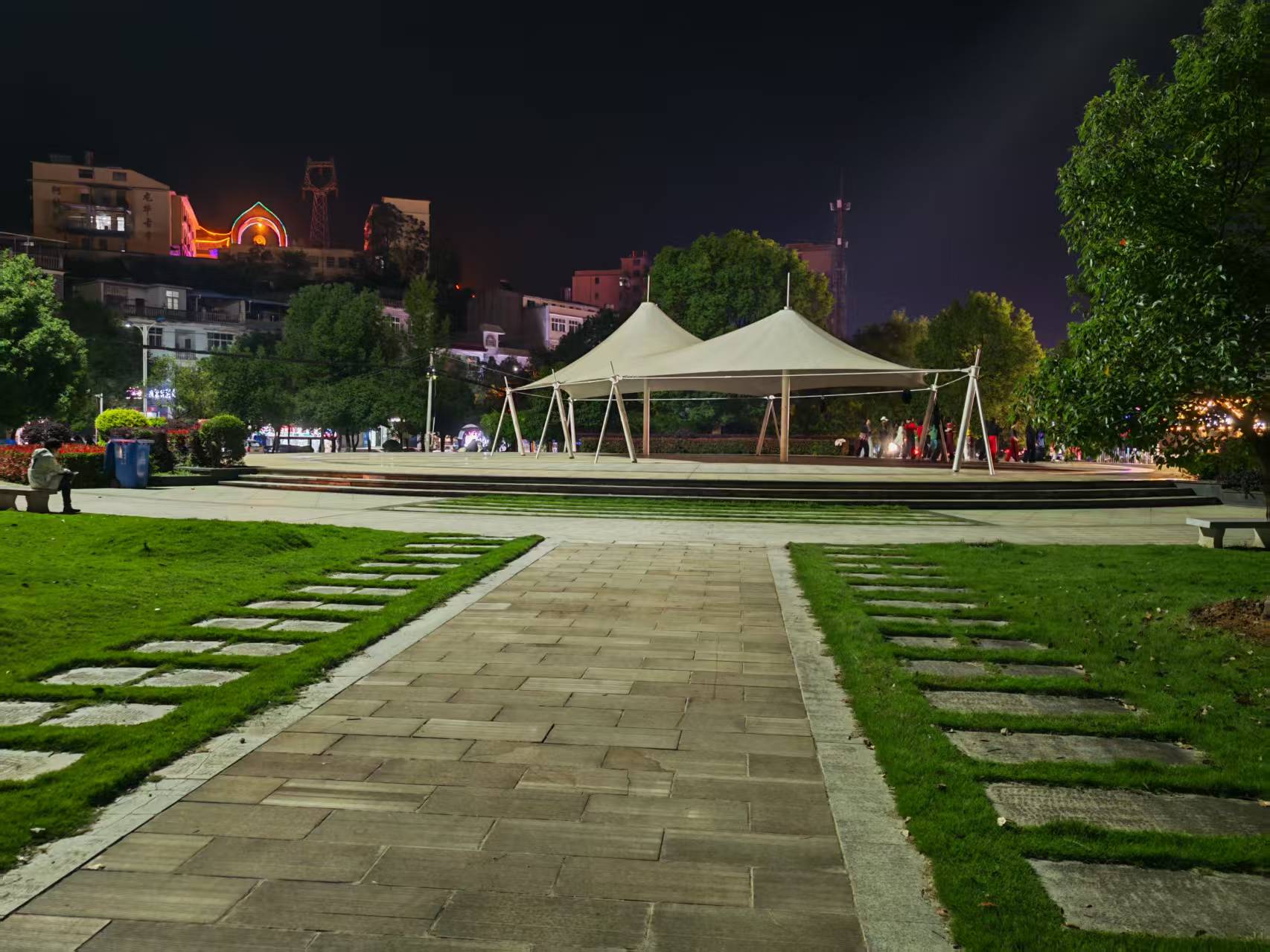 夜色的城市休闲广场。唐成摄