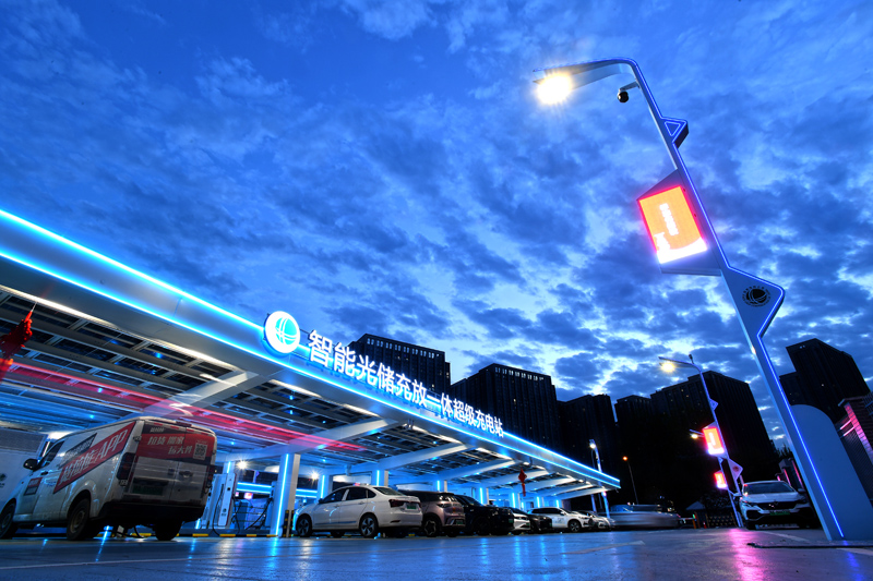武汉南太子湖智能光储充放一体超级充电站。王欣摄