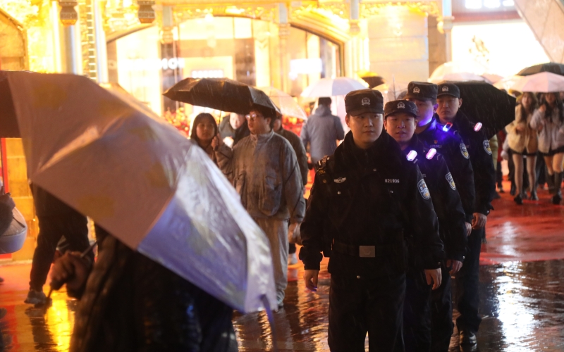 武汉警方周密部署跨年迎新安保工作。
