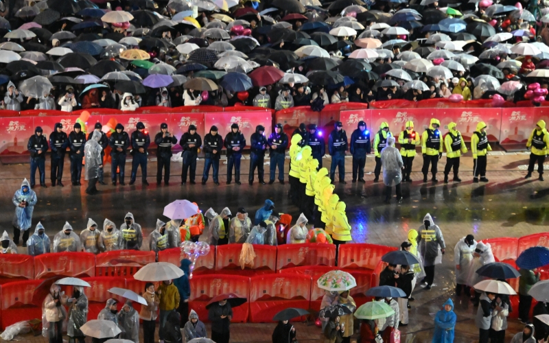 武汉警方周密部署跨年迎新安保工作。