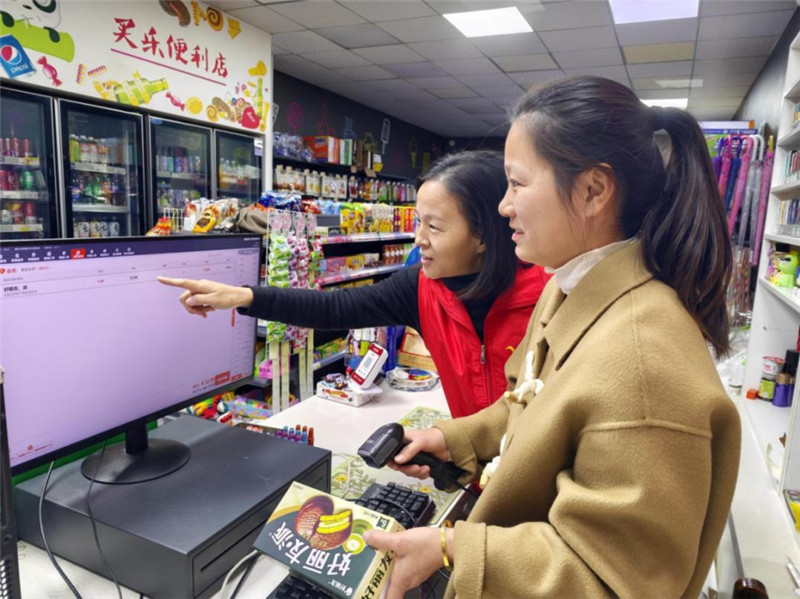 客户经理指导零售户操作“知音通”智能管理系统