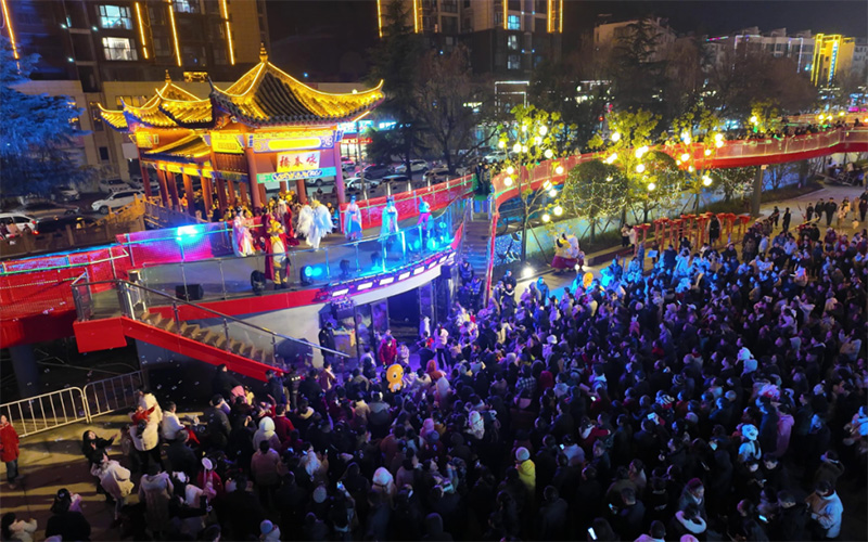 郧西县七夕天街民俗文化展演吸引众多游客观看。郧宣文摄