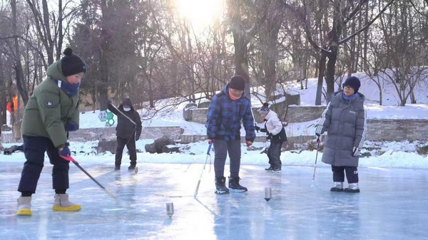 孩子们正在抽冰尜,体验冰雪运动的欢乐。哈尔滨市香坊区委宣传部供图