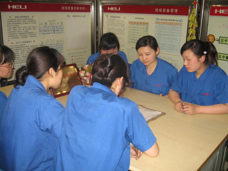 2008年，董慧在生产班组现场。