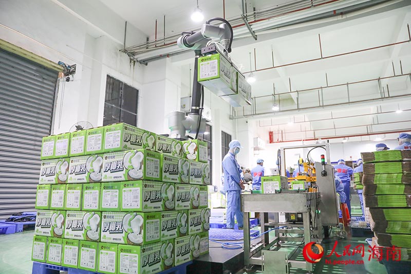 打包装箱好的产品由自动化机械臂转移至托盘。人民网记者 牛良玉摄.jpg