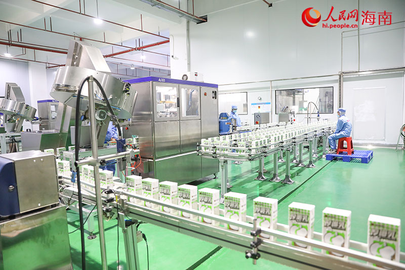 在外包装车间,自动化设备正在飞速运转。人民网记者 牛良玉摄.jpg