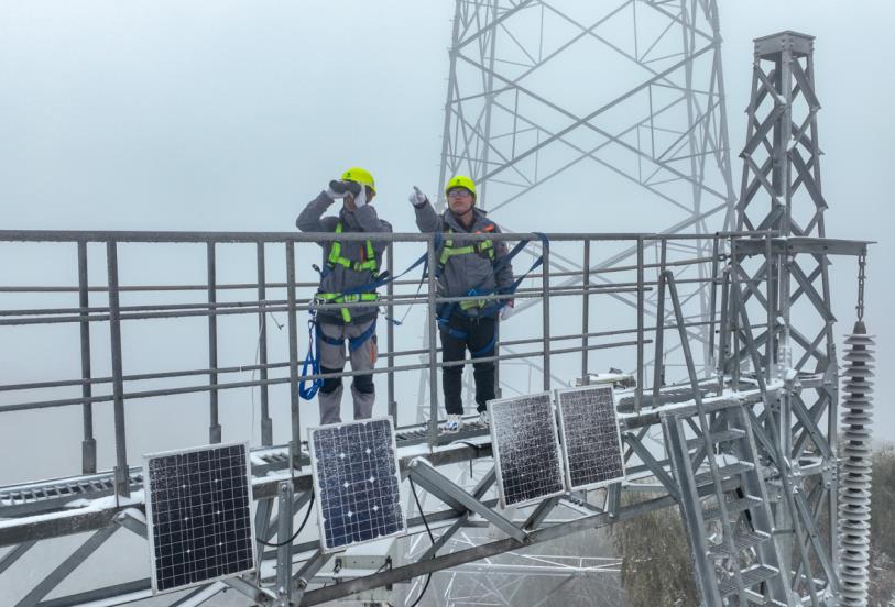 安徽送变电工程有限公司运维工人在电网覆冰观测站观测输电线路覆冰情况。郑贤列摄
