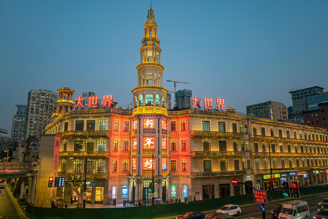 暮色中的大世界。