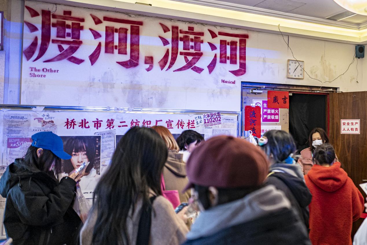 晚上七点,大世界内的小剧场门口渐渐聚集起等待入场的观众。