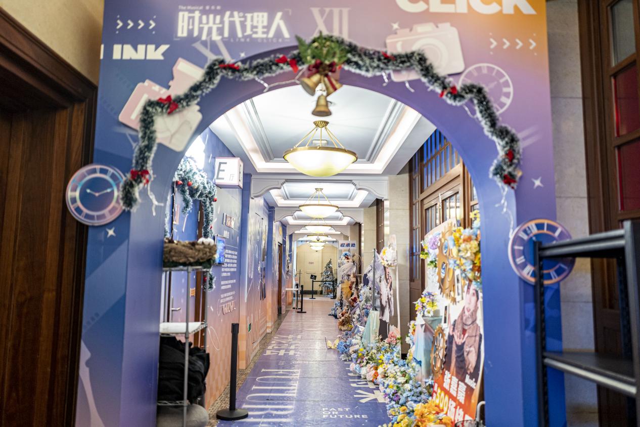 大世界二楼长期驻演的音乐剧《时光代理人》,是2025年度中文音乐剧票房榜上排名最高的小剧场驻演音乐剧。(剧照由剧方提供)