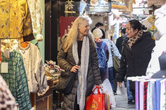 2026年新年伊始,外国游客在上海石库门建筑田子坊内游玩购物。王初 摄