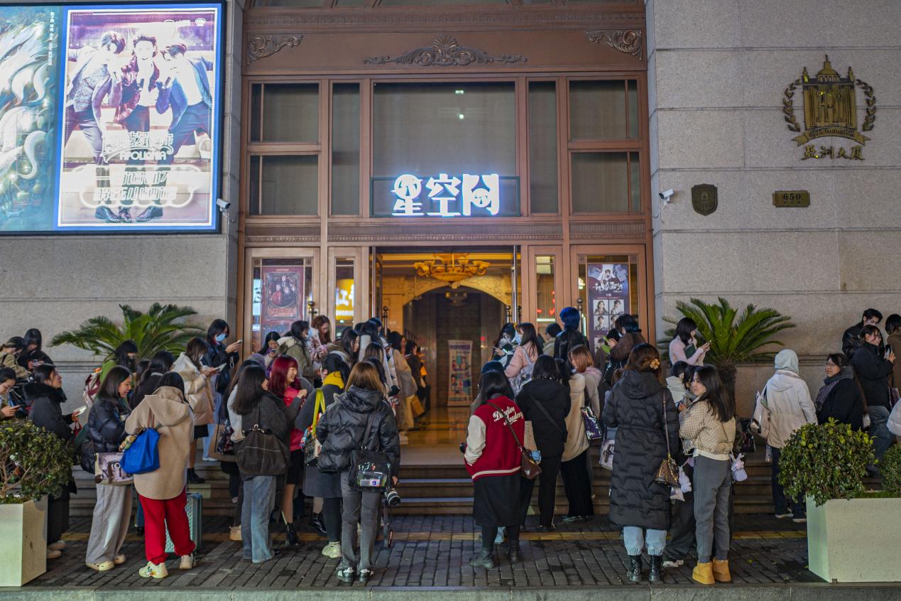 夜幕降临后的汉口路,因为音乐剧而热闹非凡。