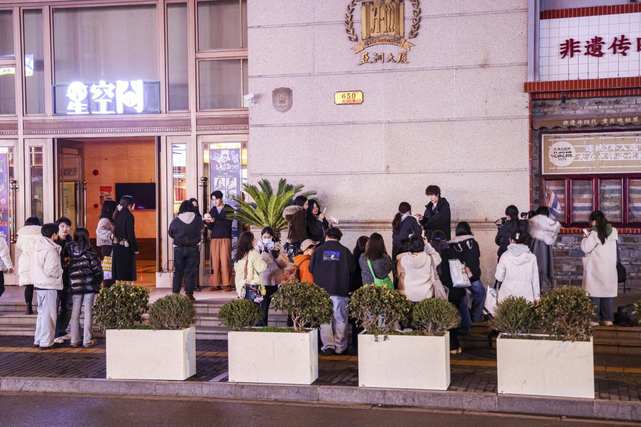 演出结束后,部分演员会在剧场外“SD”(Stage Door),与观众合影、交流观剧体会。