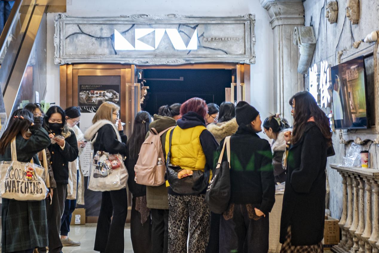 一楼音乐剧《雕像》开场前,观众热烈交流。