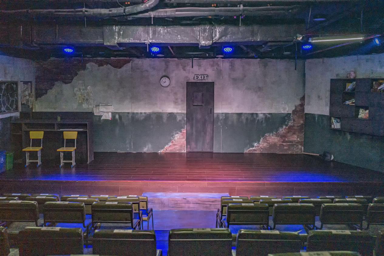 国内首档校园惊悚悬疑剧《怪谈》,剧场内精心还原涂鸦墙壁、斑驳课桌、等校园元素,采用环绕立体声音效、动态光影与场景气味系统,打造全方位包裹式沉浸氛围。