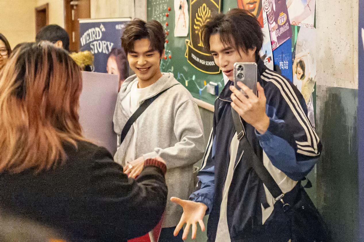 开场前,观众可在剧场外与演员互动,或进入密室解锁支线剧情,从“观看”变为“参与”,体验感拉满!