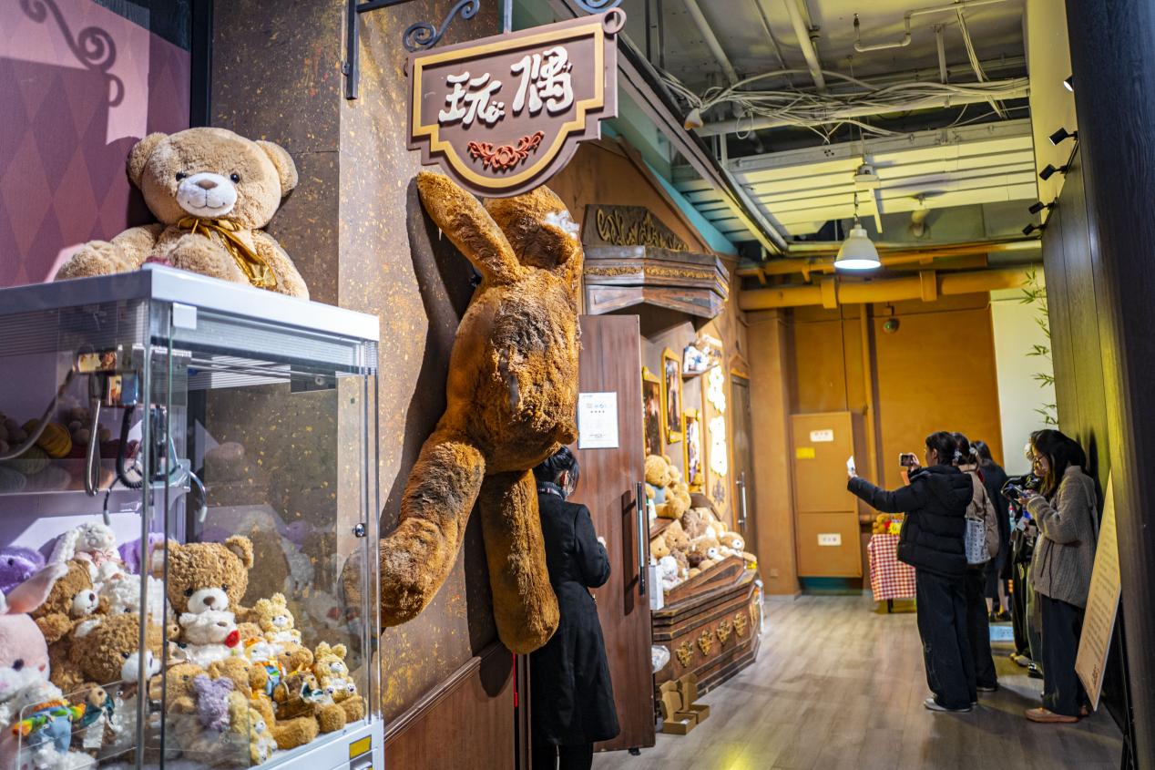 七楼《玩偶》剧场门口,置景萌趣十足,吸引不少观众驻足拍摄。